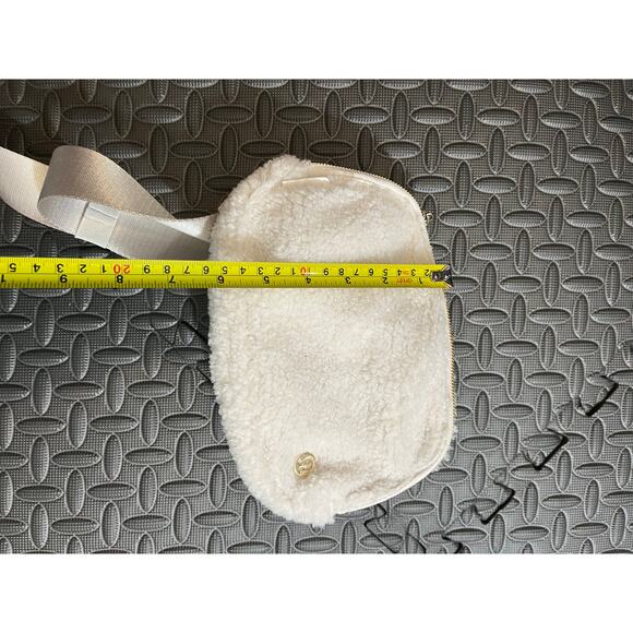 Lululemon Everywhere Belt Bag 1L Fleece White Gold Fanny Pack Ivory Soft - Picture 8 of 8